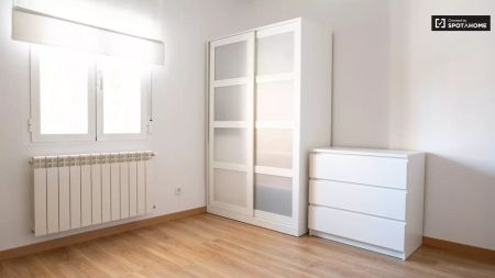 Single Bed in Bright rooms for rent in 3-bedroom apartment in Hortaleza - Photo 5