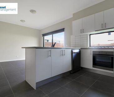 Modern 3 Bedroom Townhouse in a Great Location! - Photo 5