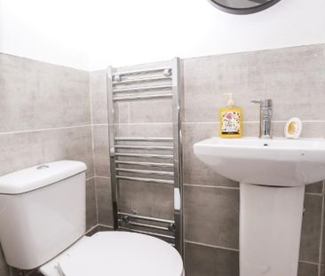 6 bedroom House To Let - Photo 4