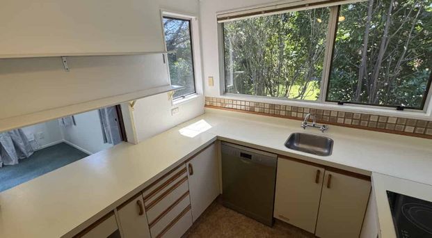 FABULOUS AND SPACIOUS THREE BEDROOM: - Photo 1