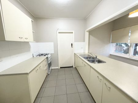 Large two bedroom ground floor unit with single garage - Photo 2