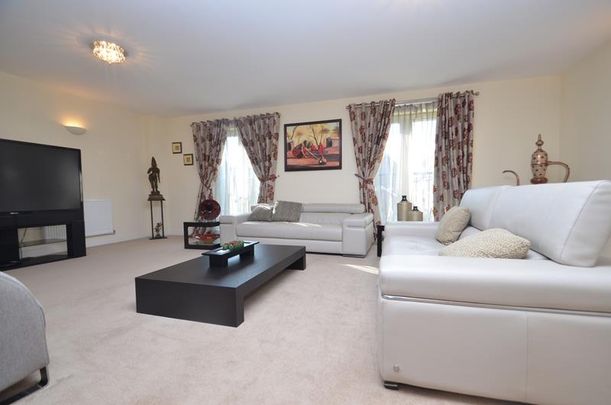 5 bedroom house - detached - Photo 1