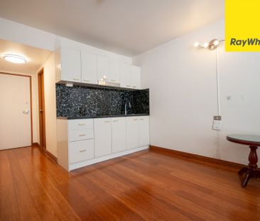 WELL-PRESENTED STUDIO IN CONVENIENT LOCATION - Photo 2