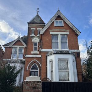 1 bedroom in a house share to rent - Photo 2
