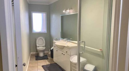 Spacious Furnished Ensuite with Kitchenette - Photo 5