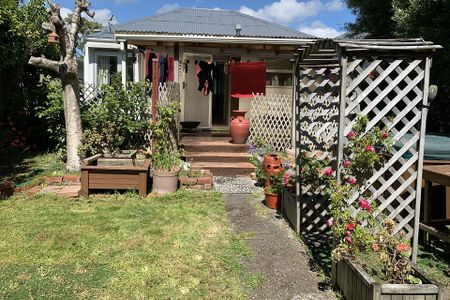 Charming 2BR Home in Petone! - Photo 2