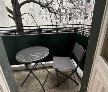 Ruhige 2 Zimmer Altbau Wohnung mit Balkon, saniert, neu möbliert - Foto 1