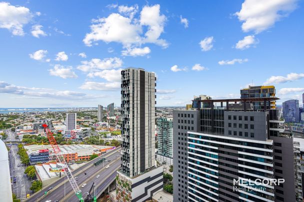 CONTEMPORARY ONE-BEDROOM WITH CARPARK IN SOUTHBANK - FURNISHED - Photo 1