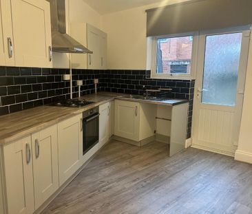 2 bedroom ground floor flat to rent - Photo 2