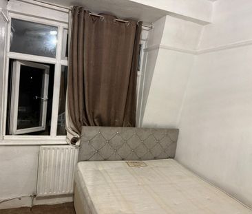 Room in a Shared House, Ballards Way, CR0 - Photo 5