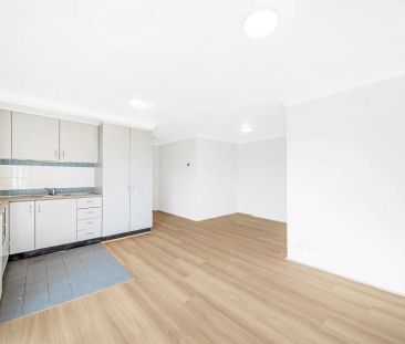 Super convenient location in a quiet block - Photo 3