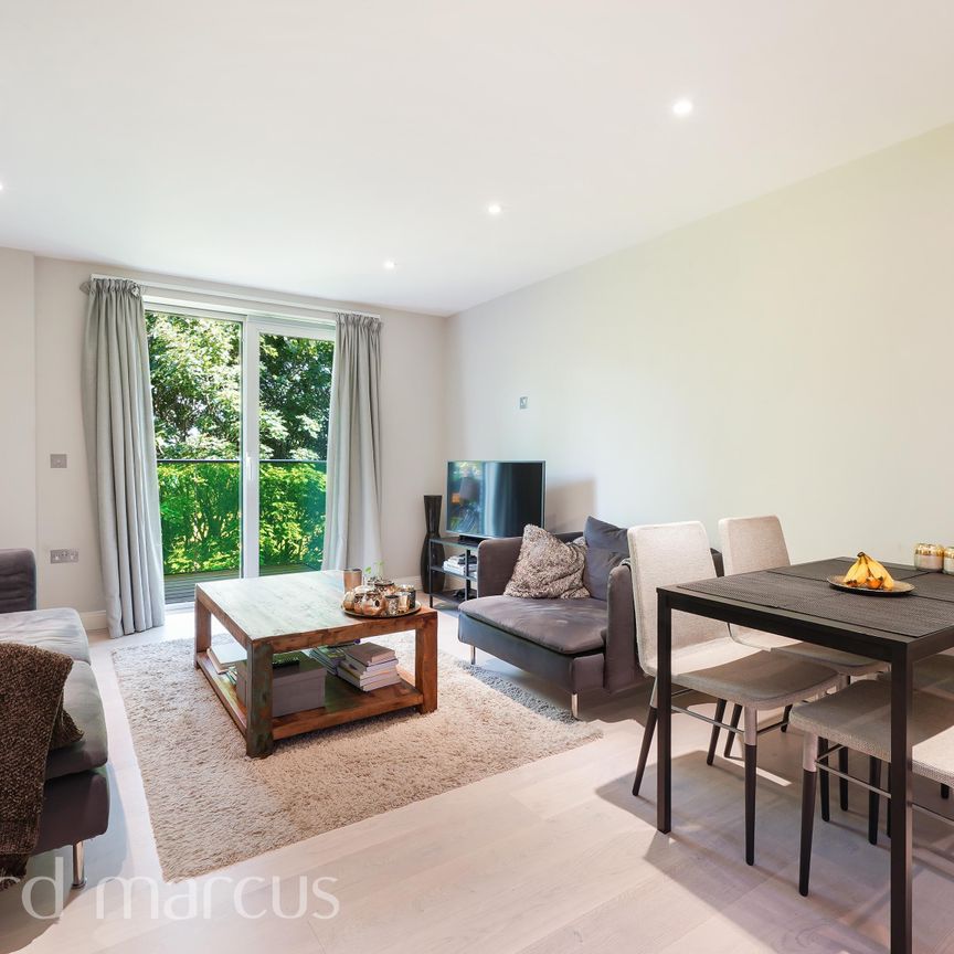 Plough Road, London - Photo 1