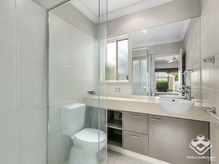 CENTRAL LOCATION - SPACIOUS 4 BEDROOMS TOWNHOUSE - Photo 4