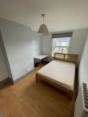 4 bedroom flat to rent - Photo 1