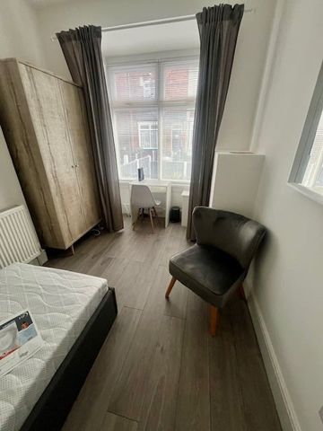 Room in a Shared House, Park Retreat, B66 - Photo 3