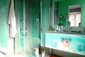 Aventino-S.Saba: Brand new 3 Bedroom, 3 bath, spacious triple living-dining room, modern kitchen, large balconies. Air conditioning, alarm, lots of natural light, located on quiet tree lined street walking distance to all services, metro, FAO. Ref 2057