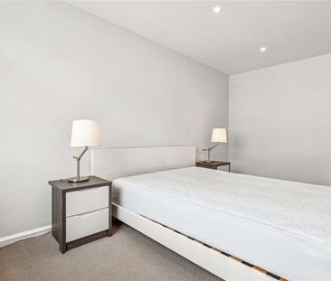 PET FRIENDLY. FULLY MANAGED BY SAVILLS - Recently renovated studio ... - Photo 6