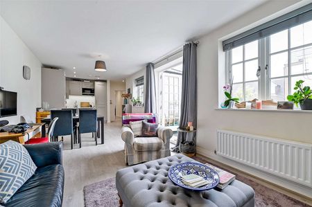 A centrally located two bedroom first floor apartment with private roof terrace. - Photo 5