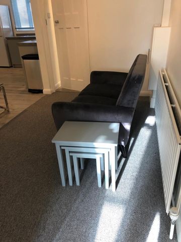 1 Bed Flat, Durnsford Road, SW19 - Photo 2