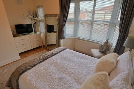 Torrington Avenue, Tile Hill, Coventry - Well Presented Family Home - Photo 4