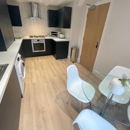 1 bedroom in a house share to rent - Photo 3