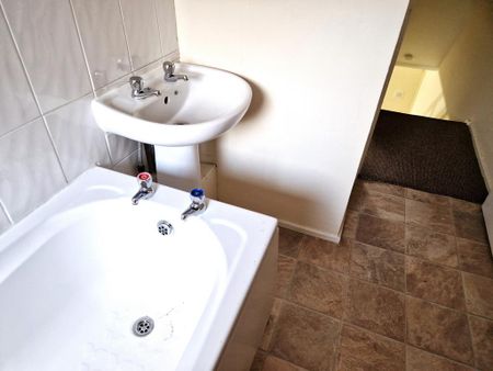 2 bedroom terraced house to rent - Photo 4