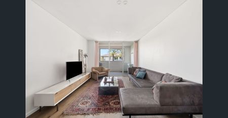 Generous tri-balcony apartment with study nook - Photo 2