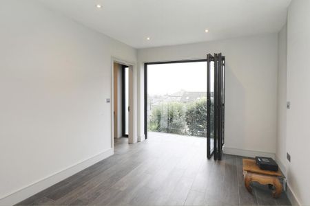 5 bedroom detached house to rent - Photo 2