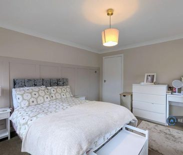 3 bedroom flat to rent - Photo 5