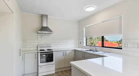 Modern three bedroom home In Goodwood Heights! - Photo 5