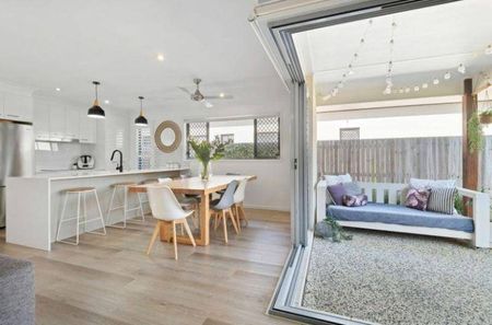 Modern family home in Brightwater and just minutes from Sunshine Coasts best beaches. - Photo 3