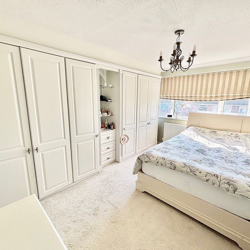 High Meadows, Chigwell, IG7 - Photo 1