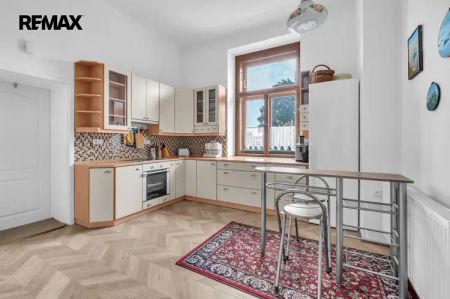 Prostorný byt 3+1 ve Vlachově vile v Chlumci nad Cidlinou se zahradou - Fotografie 2