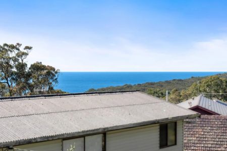 Delightful Family Home Enjoying Filtered Ocean Views - Lawn Care Included ! - Photo 2