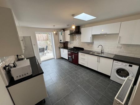 Room in a Shared House, Cairns Crescent, BS2 - Photo 4