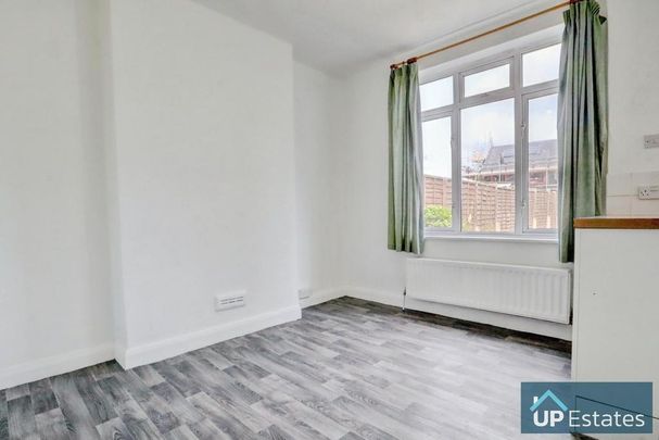 3 bedroom end of terrace house to rent - Photo 1