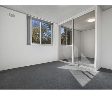Well-presented Two Bedroom Apartment - Photo 4