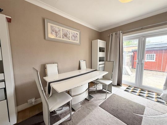 3 Bedroom House - Mid Terrace To Let - Photo 1