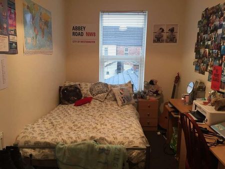 Spare Rooms Available At !! - Bills Included, LN5 - Photo 5