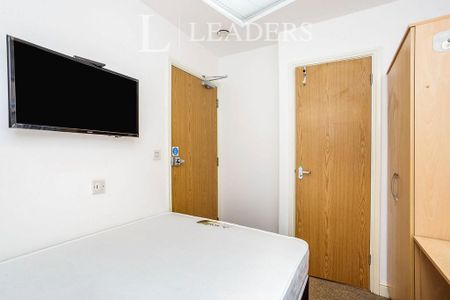 1 bedroom in a house share to rent - Photo 3