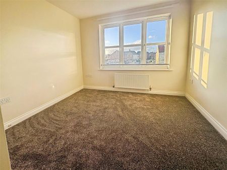 4 bedroom end of terrace house to rent - Photo 4