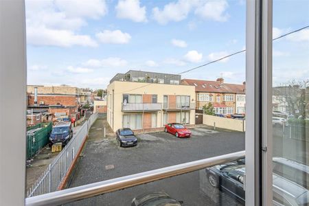 2 bedroom flat to rent - Photo 2