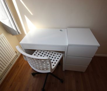 Room in a Shared Flat, Market Square, E14 - Photo 4