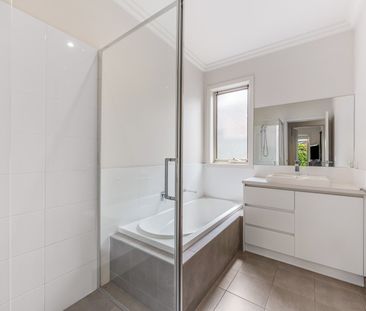 3 BEDROOM TOWNHOUSE WITH MODERN APPLIANCES THROUGHOUT - Photo 1