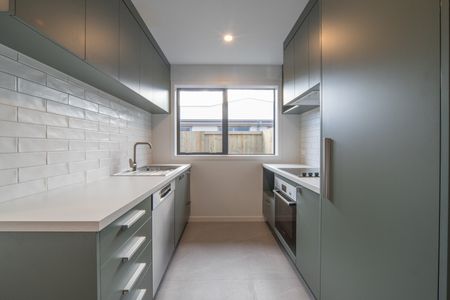 Modern near new 2 bedroom Unit + Garage - Photo 2