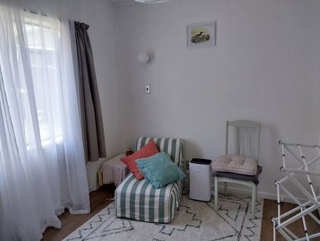 Sunny and private 2 bedroom end unit in Titirangi - Photo 4