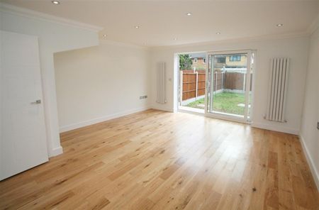 Fairview Drive, Chigwell IG7 - Photo 2