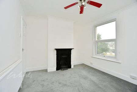 3 bedroom end of terrace house to rent - Photo 2