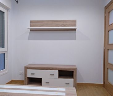 Apartamento de alquiler en Avenida de Rosalía de Castro, Ensanche -... - Photo 2