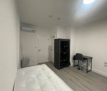 Room in a Shared House, Greyhound Hill, NW4 - Photo 3